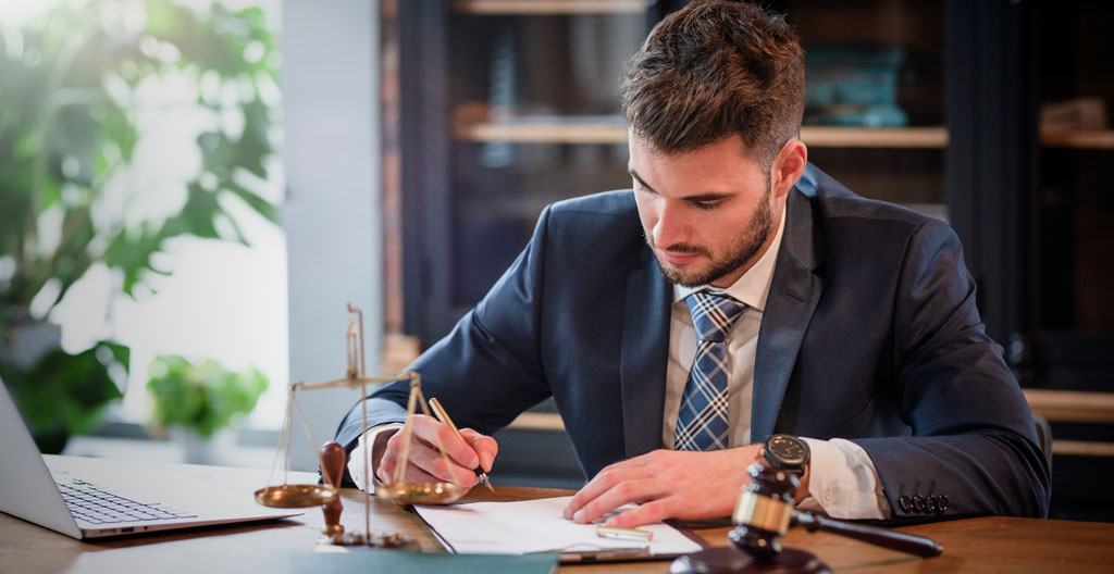 Avocat analysant un dossier juridique sur grand écran dans une salle de réunion