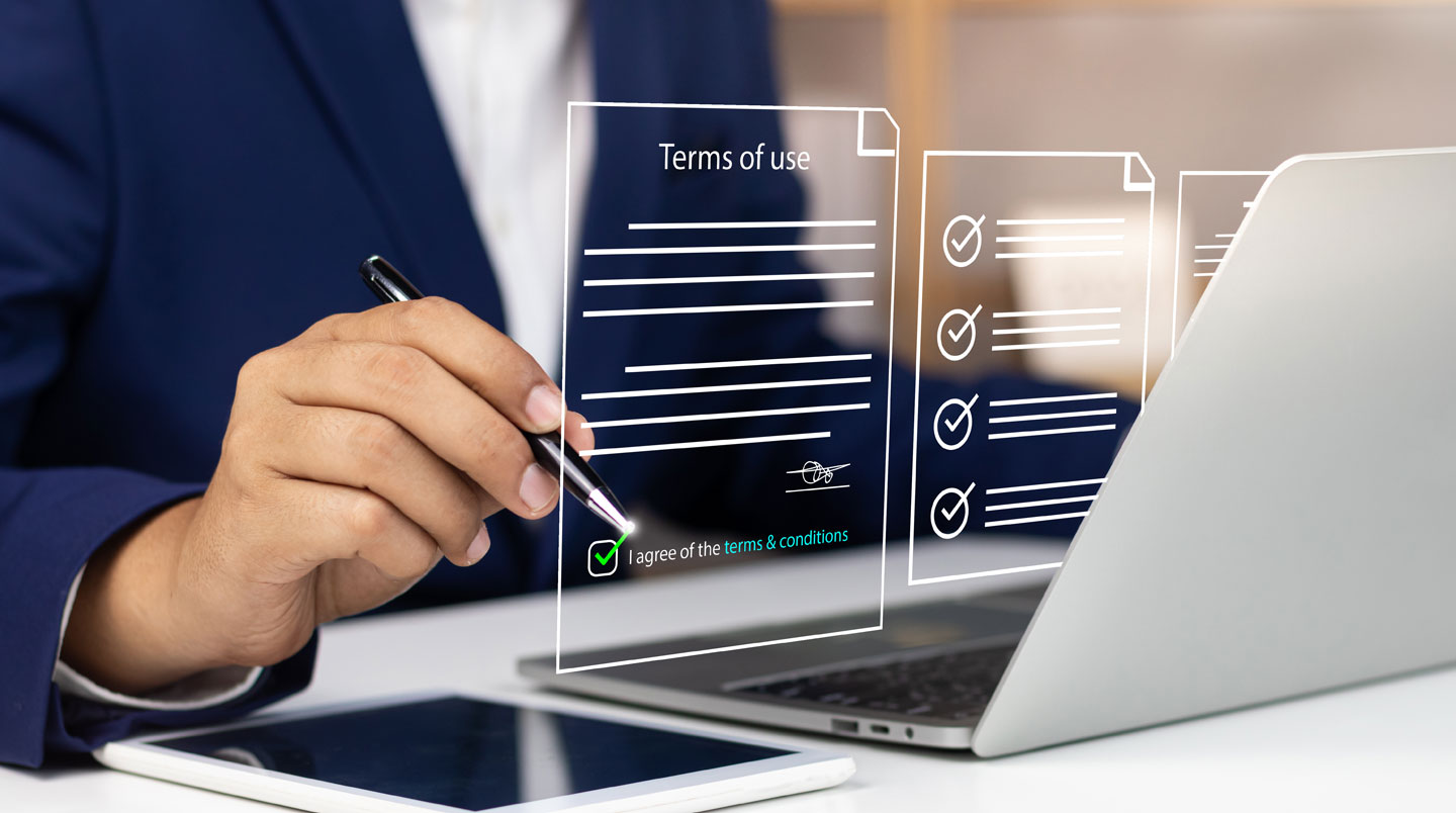 Personne consultant une notification de plateforme locative sur ordinateur